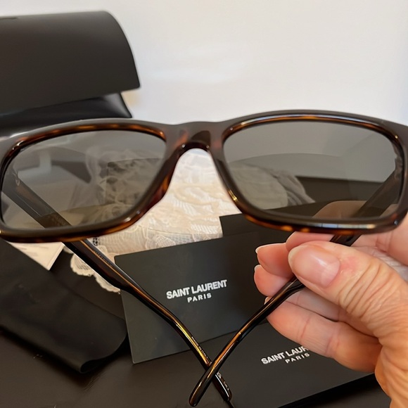 Saint Laurent Sunglasses w/ papers, Cloth, Case & Guarantee of authenticity. - Picture 6 of 9
